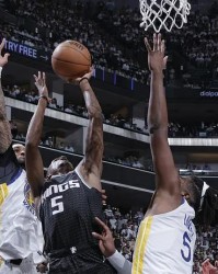  福克斯关键抢断锁定胜局，国王客场险胜勇士保留季后赛希望