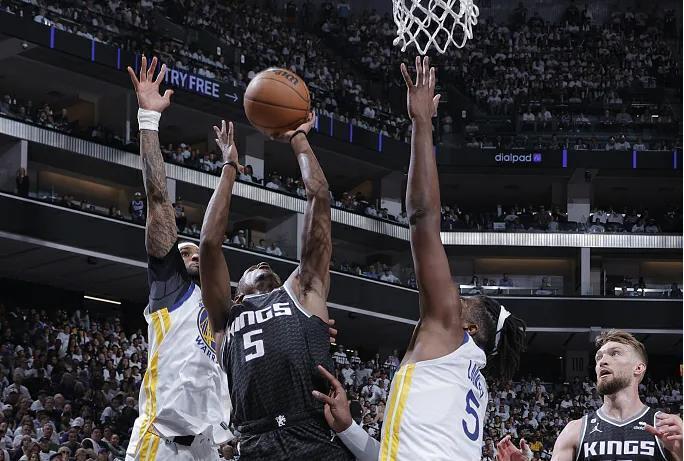  福克斯关键抢断锁定胜局，国王客场险胜勇士保留季后赛希望